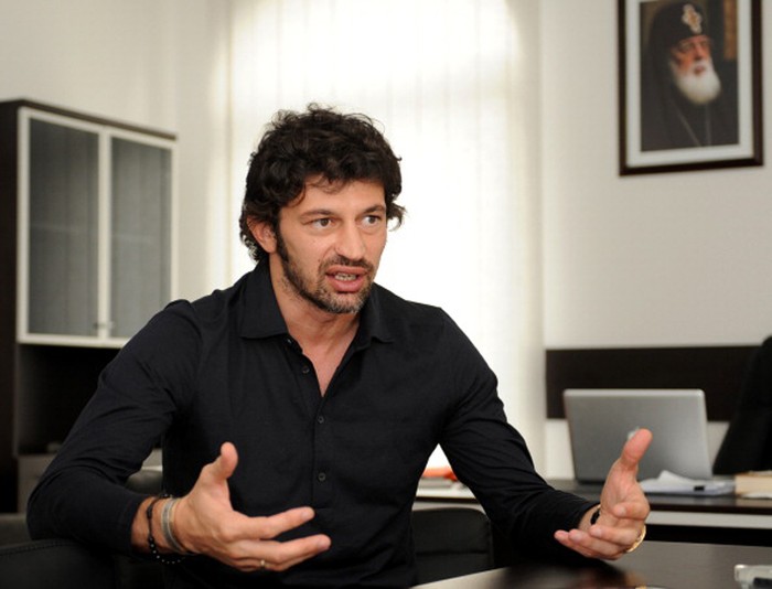 Kakha Kaladze khi còn thi đấu là một cầu thủ nổi tiếng. Anh từng khoác áo CLB AC Milan trong 10 năm (từ 2001-2010) và cùng CLB Italia 2 lần vô địch Champions League. Đầu năm nay, Kaladze giã từ bóng đá để tham gia vào chính trường. Anh tham gia Liên minh “Giấc mơ Georgia” cùng doanh nhân Bidzina Ivanishvili.